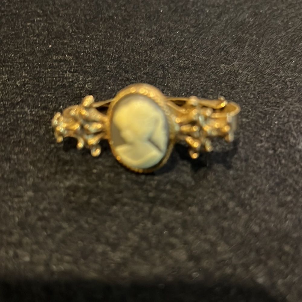 Nice Vintage Cameo Scarf Clip